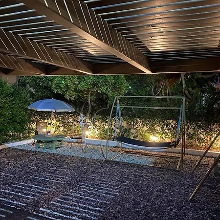 Beautiful With Private Garden!!
