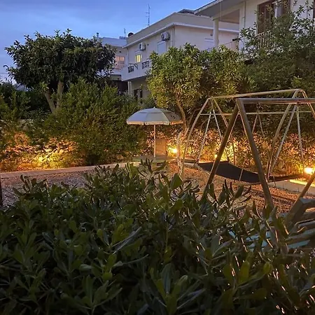 Beautiful With Private Garden!! Διαμέρισμα