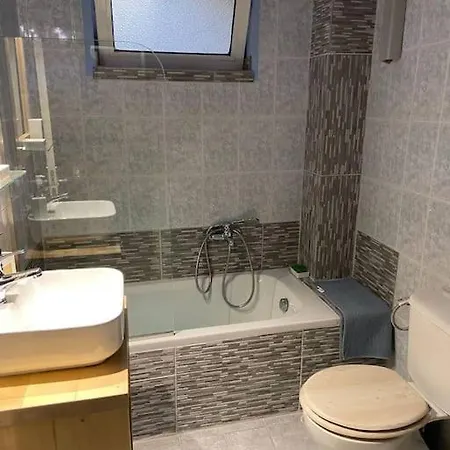 Beautiful With Private Garden!!