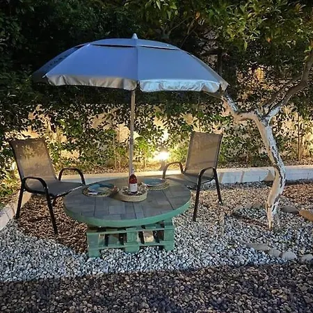 Beautiful With Private Garden!! Διαμέρισμα *