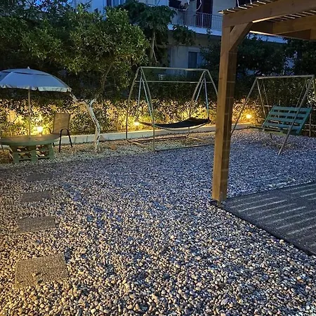 Beautiful With Private Garden!! Διαμέρισμα