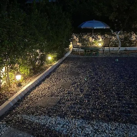 Beautiful With Private Garden!! Διαμέρισμα